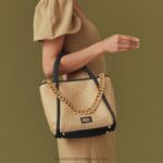 ⁦أيقونة صغيرة سلسلة انتزاع حقيبة 8840R696 حياديRussell And Bromley⁩ - الصورة ⁦4⁩