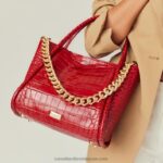 ⁦أيقونة صغيرة سلسلة انتزاع حقيبة 8840R702 أحمر نحيف Russell And Bromley⁩ - الصورة ⁦4⁩