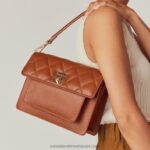 ⁦العمل عليه مبطن حقيبة 8840R688 تانRussell And Bromley⁩ - الصورة ⁦4⁩