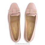 ⁦المحكمة تقليم القوس العاشق 8840R131 لون القرنفل نحيف Russell And Bromley⁩ - الصورة ⁦3⁩