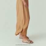 ⁦بغل مزين فاخر 8840R405 ذهب نحيف Russell And Bromley⁩ - الصورة ⁦4⁩