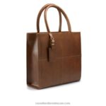 ⁦حقيبة حمل من جلد الغاوتشو 8840R704 Russell And Bromley⁩ - الصورة ⁦2⁩