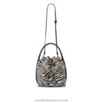 ⁦حقيبة دلو بسلسلة أيقونية 8840R749 الحمار الوحشيRussell And Bromley⁩ - الصورة ⁦3⁩
