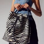 ⁦حقيبة دلو بسلسلة أيقونية 8840R749 الحمار الوحشيRussell And Bromley⁩ - الصورة ⁦4⁩