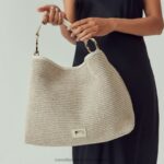 ⁦حقيبة كتف الرافية بكشكشة 8840R683 Russell And Bromley⁩ - الصورة ⁦4⁩
