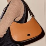 ⁦حقيبة كتف سوي غير متماثلة 8840R672 تان نحيف Russell And Bromley⁩ - الصورة ⁦4⁩