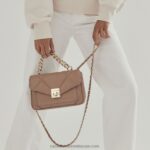 ⁦حقيبة كروسبودي صغيرة من Quiltpuff midi 8840R674 اللون البيجRussell And Bromley⁩ - الصورة ⁦4⁩