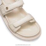 ⁦صندل تراكس بنعل مشقوق 8840R373 أبيض نحيف Russell And Bromley⁩ - الصورة ⁦4⁩