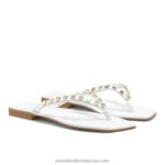 ⁦صندل كايرو مائل للأمام 8840R410 أبيض نحيف Russell And Bromley⁩ - الصورة ⁦2⁩