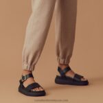 ⁦صندل ميرامار فلاتفورم 8840R378 أسود نحيف Russell And Bromley⁩ - الصورة ⁦4⁩