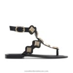 ميدالية مرصعة اصبع القدم صندل ثونغ 8840R371 أسود نحيف Russell And Bromley