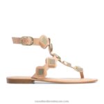 ميدالية مرصعة اصبع القدم صندل ثونغ 8840R372 لون القرنفل نحيف Russell And Bromley
