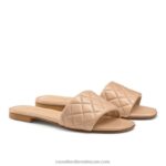 ⁦quiltmule مبطن بغل مسطح 8840R396 لون القرنفل نحيف Russell And Bromley⁩ - الصورة ⁦2⁩