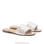 ⁦quiltmule مبطن بغل مسطح 8840R397 فضة نحيف Russell And Bromley⁩ - الصورة ⁦2⁩